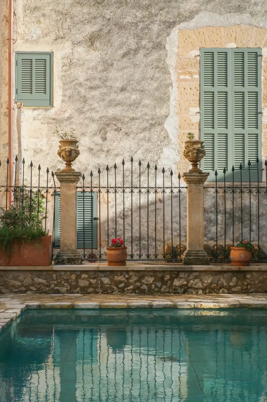 Piscina y reja de hierro en el patio de Can Costa